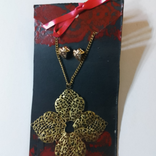 gold flower chain with gold leaf earring set
